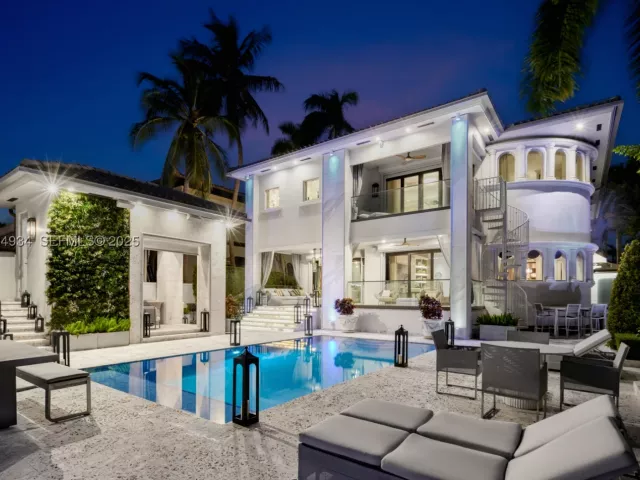 Продажа дома по адресу 176 S Hibiscus Drive - фото 9076833