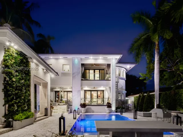 Продажа дома по адресу 176 S Hibiscus Drive - фото 9076834