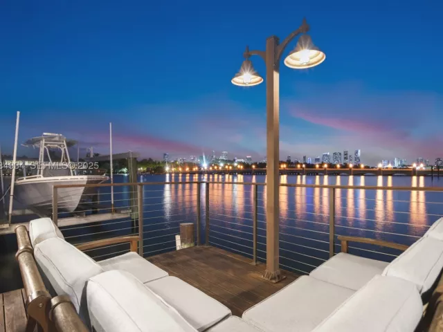 Продажа дома по адресу 176 S Hibiscus Drive - фото 9076836