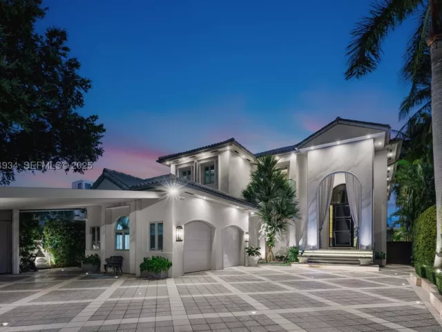 Продажа дома по адресу 176 S Hibiscus Drive - фото 9076838