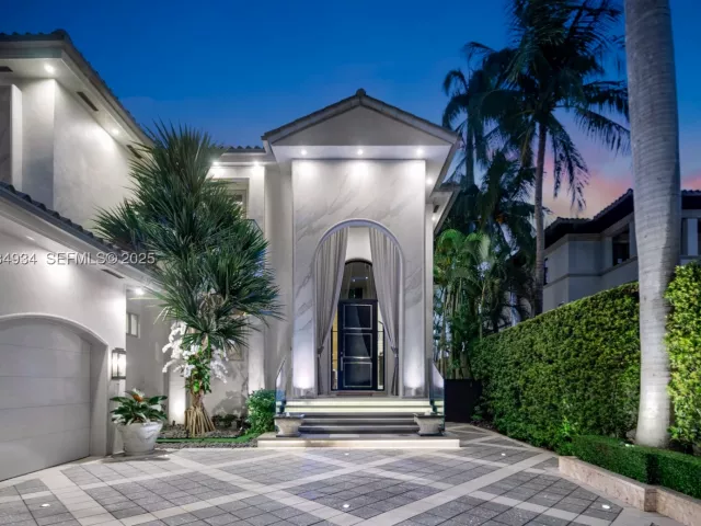 Продажа дома по адресу 176 S Hibiscus Drive - фото 9076839