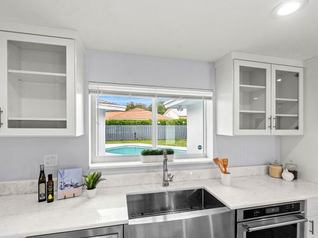 Продажа дома по адресу 465 NW 11th Street - фото 6931633