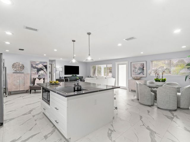 Продажа дома по адресу 465 NW 11th Street - фото 6931634