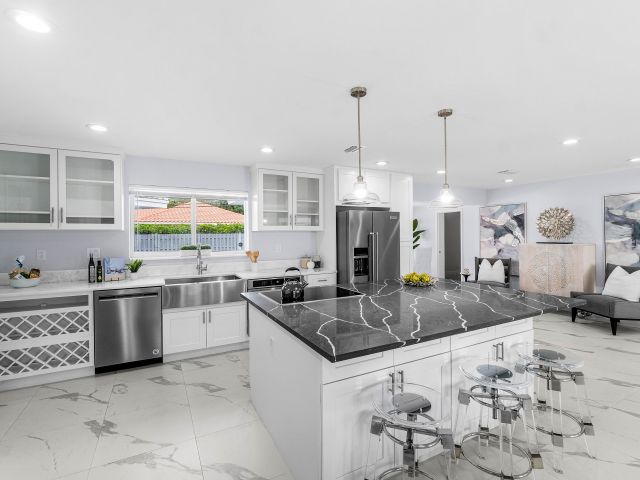 Продажа дома по адресу 465 NW 11th Street - фото 6931635