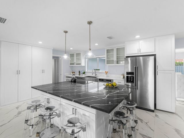 Продажа дома по адресу 465 NW 11th Street - фото 6931637