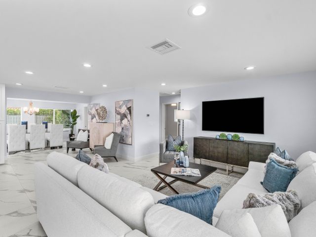 Продажа дома по адресу 465 NW 11th Street - фото 6931643