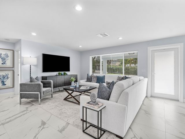 Продажа дома по адресу 465 NW 11th Street - фото 6931644