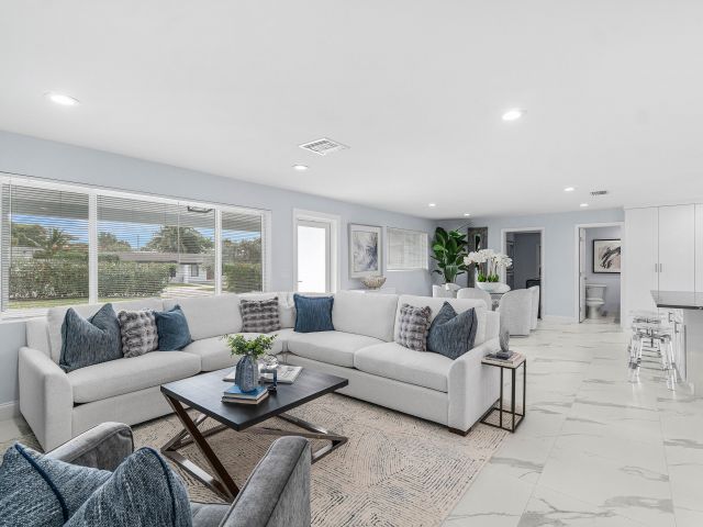 Продажа дома по адресу 465 NW 11th Street - фото 6931645