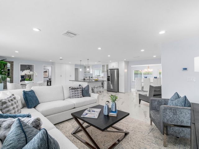 Продажа дома по адресу 465 NW 11th Street - фото 6931646