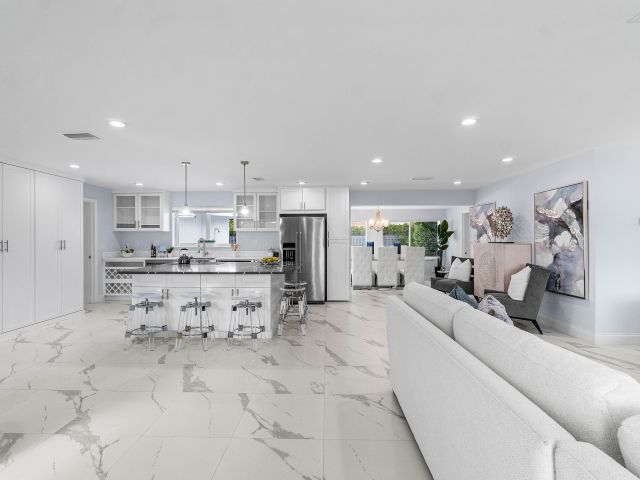 Продажа дома по адресу 465 NW 11th Street - фото 6931647