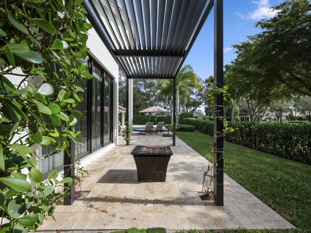 Продажа дома по адресу 2350 NW 43rd Street - фото 6937589