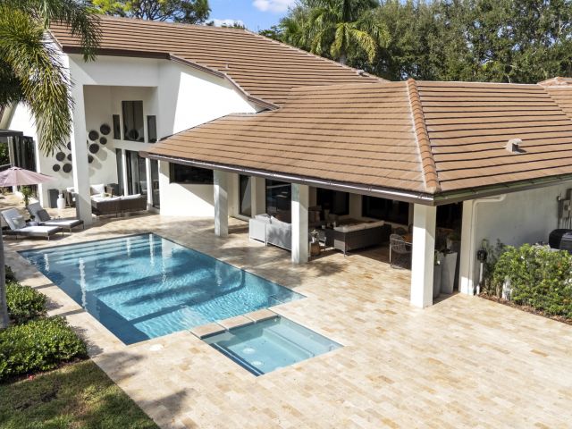 Продажа дома по адресу 2350 NW 43rd Street - фото 6937600