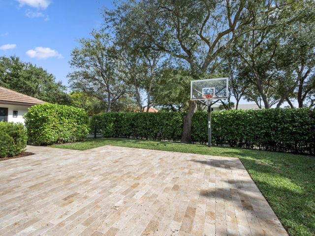 Продажа дома по адресу 2350 NW 43rd Street - фото 6937601