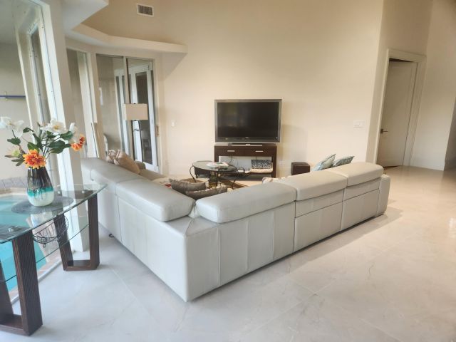 Дом в аренду по адресу 5480 NW 41st Terrace - фото 6932510