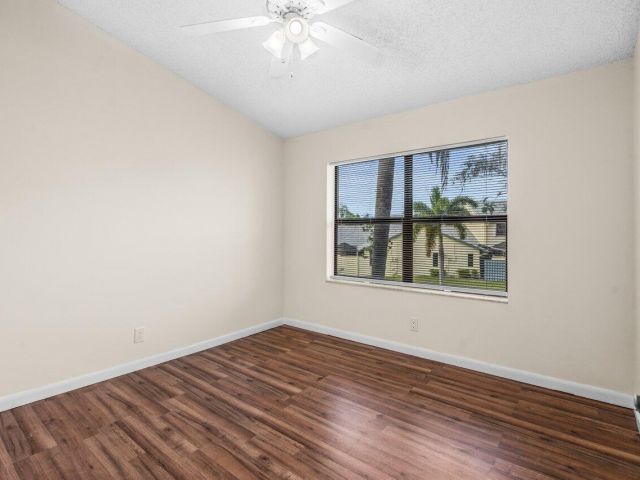 Дом в аренду по адресу 9112 SW 21st Court E - фото 6939543