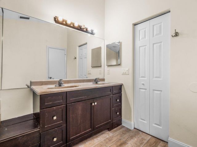 Дом в аренду по адресу 9112 SW 21st Court E - фото 6939545