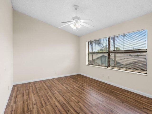 Дом в аренду по адресу 9112 SW 21st Court E - фото 6939548