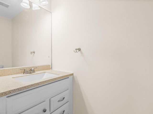 Дом в аренду по адресу 9112 SW 21st Court E - фото 6939549