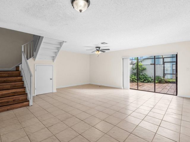 Дом в аренду по адресу 9112 SW 21st Court E - фото 6939552