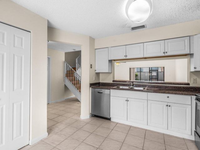 Дом в аренду по адресу 9112 SW 21st Court E - фото 6939555