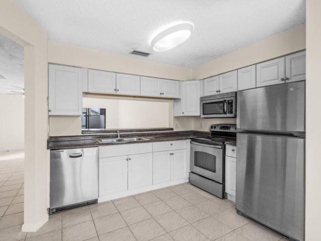 Дом в аренду по адресу 9112 SW 21st Court E - фото 6939556