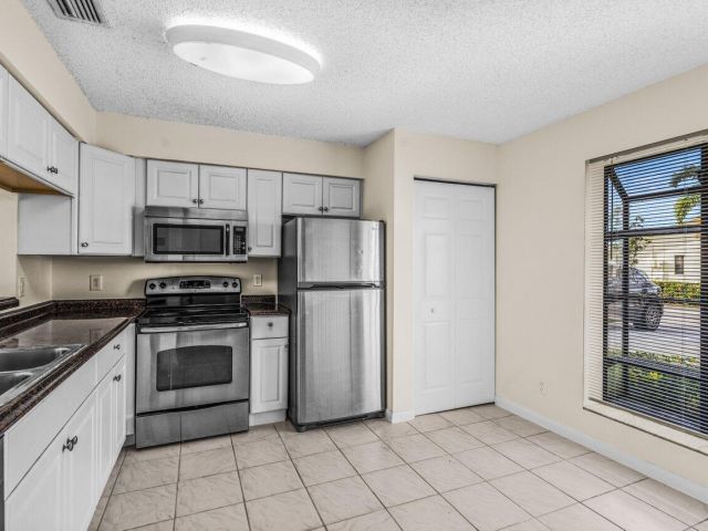 Дом в аренду по адресу 9112 SW 21st Court E - фото 6939557