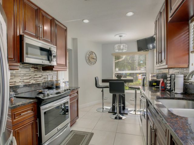 Дом в аренду по адресу 3875 Circle Lake Drive - фото 6936374