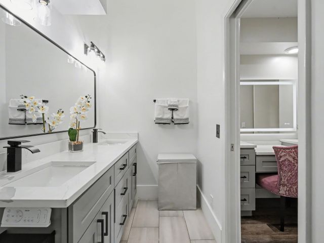 Продажа дома по адресу 7855 Stanway Place W - фото 6937374