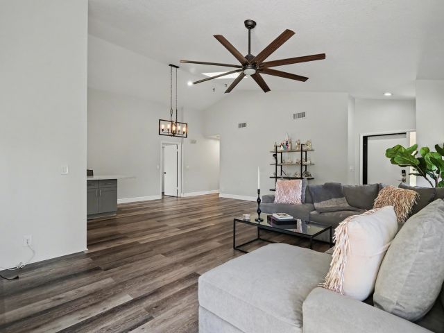 Продажа дома по адресу 7855 Stanway Place W - фото 6937379