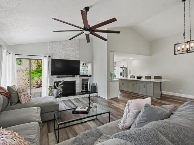 Продажа дома по адресу 7855 Stanway Place W - фото 6937381