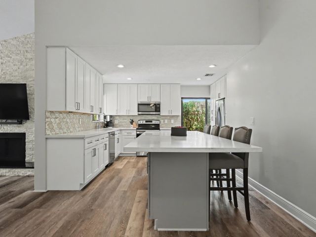 Продажа дома по адресу 7855 Stanway Place W - фото 6937383