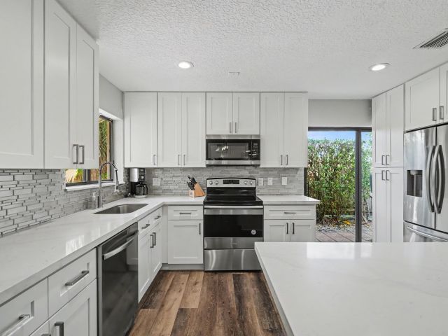 Продажа дома по адресу 7855 Stanway Place W - фото 6937384