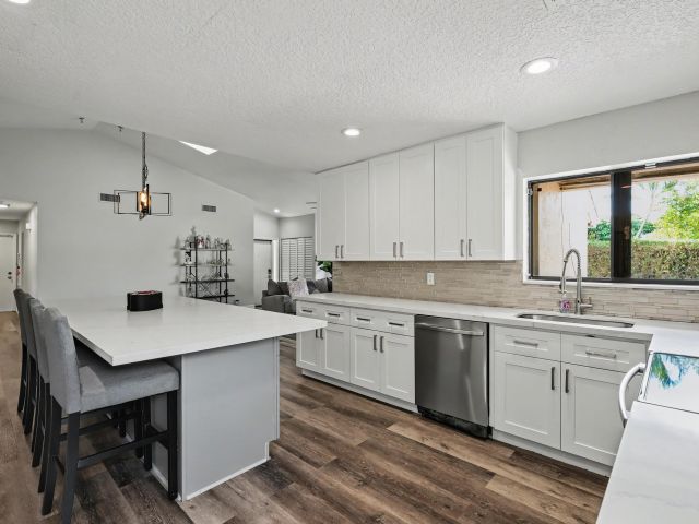 Продажа дома по адресу 7855 Stanway Place W - фото 6937385