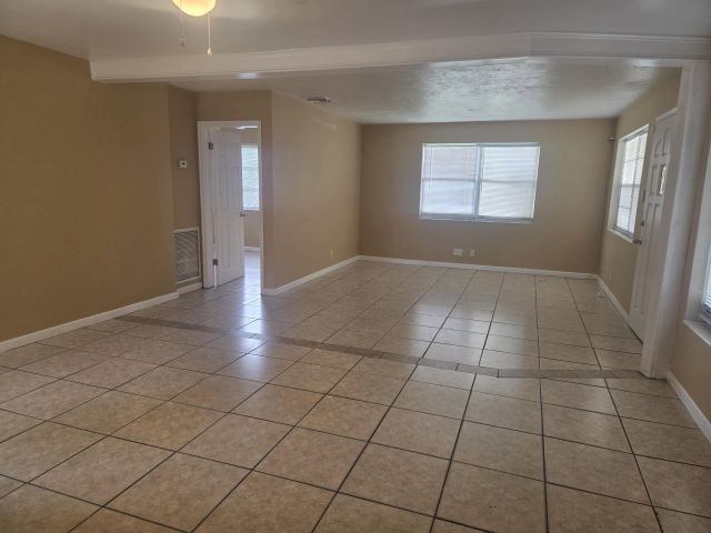 Дом в аренду по адресу 1509 S 24th Court - фото 6938253