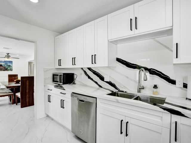 Дом в аренду по адресу 1633 SE 5th Court - фото 6940265