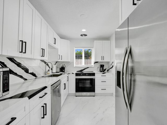 Дом в аренду по адресу 1633 SE 5th Court - фото 6940266