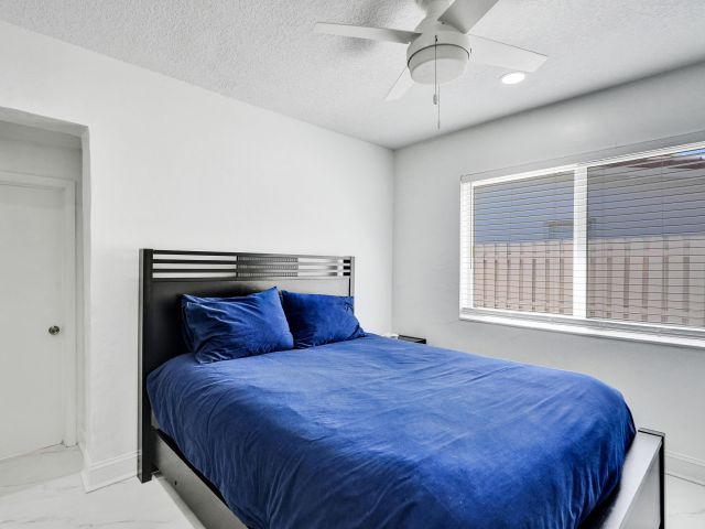 Дом в аренду по адресу 1633 SE 5th Court - фото 6940269