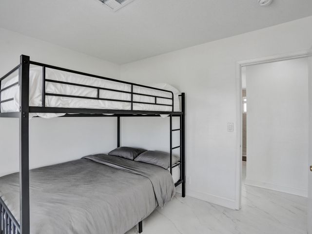 Дом в аренду по адресу 1633 SE 5th Court - фото 6940274