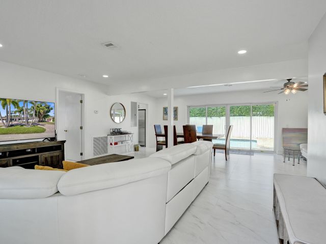 Дом в аренду по адресу 1633 SE 5th Court - фото 6940278