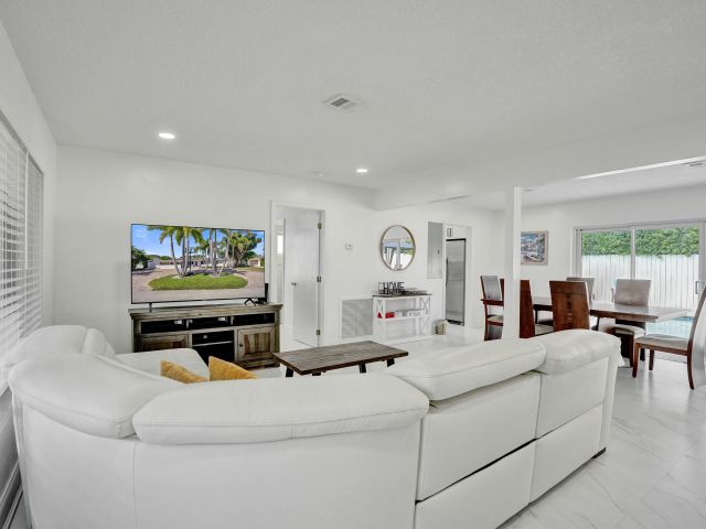 Дом в аренду по адресу 1633 SE 5th Court - фото 6940279