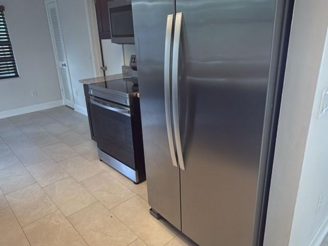 Дом в аренду по адресу 9244 SW 2nd Street - фото 6940316