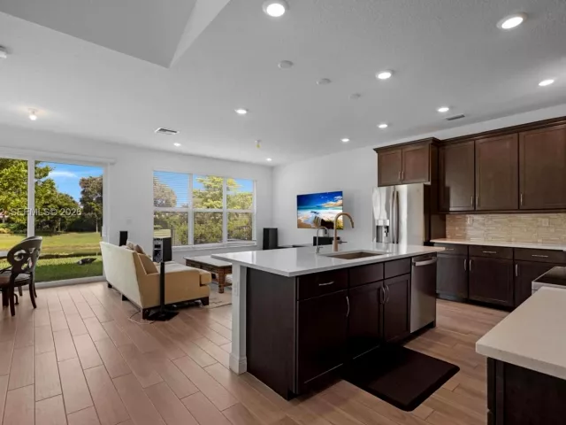 Дом в аренду по адресу 4317 Lago Dr 4317 - фото 6940468