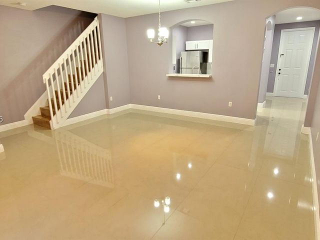 Дом в аренду по адресу 1005 NE 42nd Pl - фото 7433357