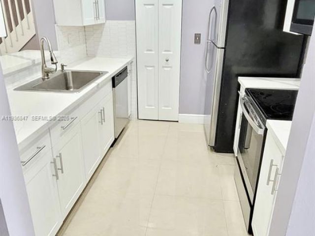 Дом в аренду по адресу 1005 NE 42nd Pl - фото 7433360