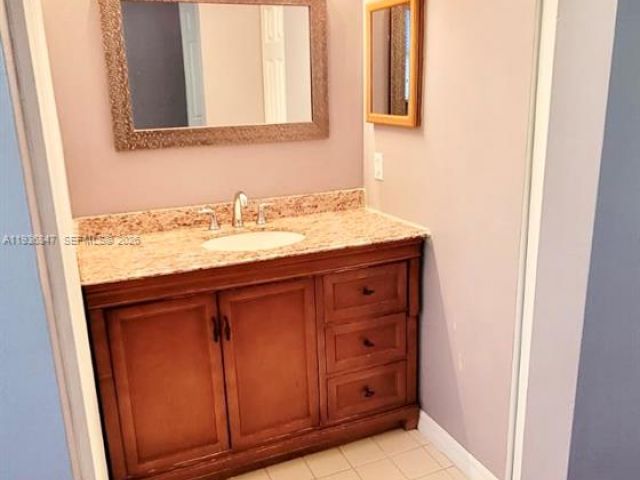 Дом в аренду по адресу 1005 NE 42nd Pl - фото 7433370