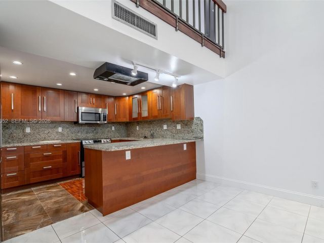 Продажа дома по адресу 20347 W Country Club Dr TH15 - фото 7528709