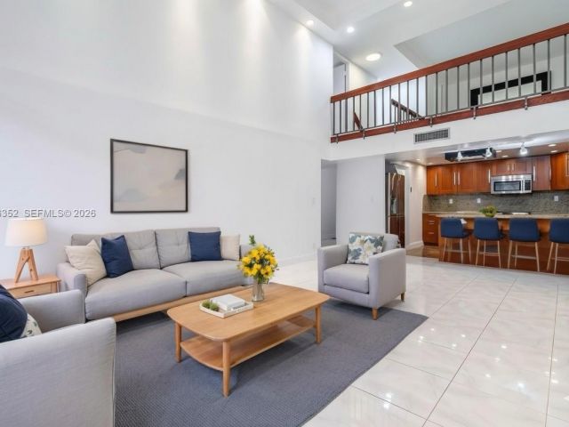 Продажа дома по адресу 20347 W Country Club Dr TH15 - фото 7528711