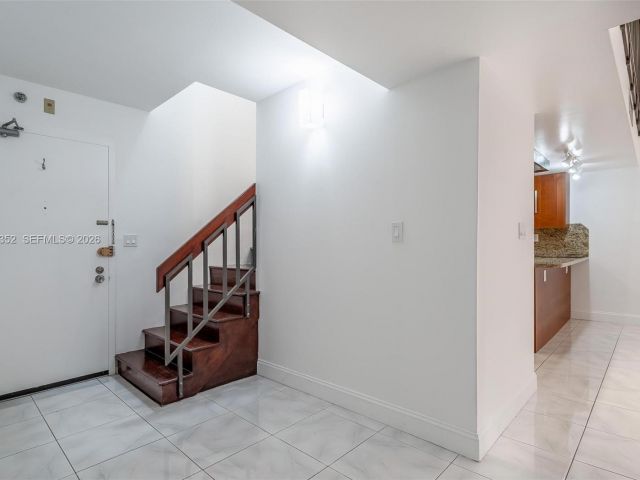 Продажа дома по адресу 20347 W Country Club Dr TH15 - фото 7528713