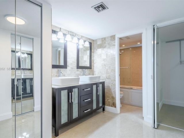 Продажа дома по адресу 20347 W Country Club Dr TH15 - фото 7528715