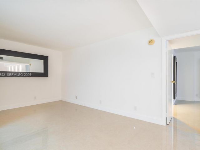 Продажа дома по адресу 20347 W Country Club Dr TH15 - фото 7528720